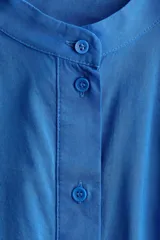 Blusa oversized azul de mezcla de algodón y viscosa, con cuello mao, botonadura frontal y mangas cortas abullonadas con terminación de broderie.