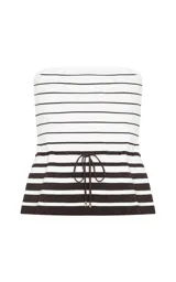 Top strapless ajustado de punto, con diseño de rayas horizontales blancas y marrones, escote palabra de honor y lazo ajustable en la cintura.