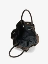 Cartera de mano estructurada en cuero negro con acabado mate. Presenta un diseño amplio con laterales voluminosos, asas cortas y un cierre frontal metálico tipo broche.