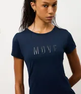 Remera deportiva de manga corta y cuello redondo, confeccionada en tejido técnico de poliamida. Presenta un diseño ajustado con la palabra 'MOVE' aplicada en el frente.