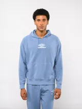 Canguro Umbro de felpa con capucha y cordones ajustables. Presenta el logo de la marca bordado en el pecho en color celeste y bolsillo frontal tipo canguro.