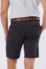 Bermuda clásica azul marino confeccionada en gabardina liviana de algodón con elastano, de corte recto y diseño liso.
