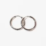 Par de aros tipo argolla plateados de acero.