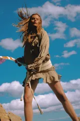 Minifalda color beige con rayas verticales, cintura elastizada y volados en el ruedo.