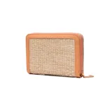 Billetera Extra Large modelo Joan de diseño rectangular, combinando cuerpo con textura tramada tipo sintética y detalles en material sintético tostado. Cuenta con cierre perimetral y aplique frontal con el logo de la marca grabado.