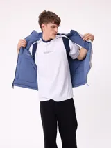 Chaleco reversible de nylon con diseño acolchado, cuello alto y cierre frontal. Cuenta con un bolsillo con cierre en el pecho y bolsillos laterales, además de una etiqueta con el logo de la marca.