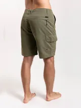 Bermuda cargo color verde militar, con bolsillos laterales con solapa y cierre de botón a presión.