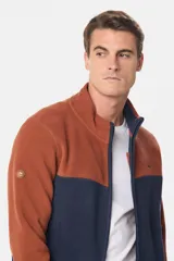 Campera de micro polar bondeado con diseño bicolor, combinando paneles en color terracota y azul marino. Presenta cuello alto, cierre frontal completo y bolsillos laterales con cierre.