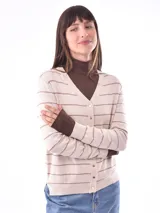 Cardigan de tejido de punto color beige con rayas horizontales marrones, cuello en V y cierre frontal con botones. La modelo lo usa superpuesto a un cuello tortuga marrón.
