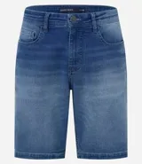 Bermuda masculina de jean color celeste, corte slim, con dobladillo y bolsillos. Marca Marfinno.