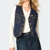 Chaleco de denim azul oscuro, marca Wrangler, con cierre frontal de botones metálicos, bolsillos en el pecho con solapa y costuras en contraste.