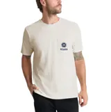 Remera de algodón color blanco crudo, de corte clásico y mangas cortas. Cuenta con un bolsillo en el pecho que incluye un estampado pequeño con la inscripción "Roark" y el diseño de un sol con un ojo en el centro.