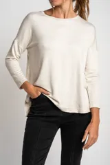 Remerón de viscosa y lino color arena, de corte amplio y mangas largas.