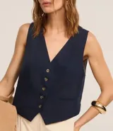 Chaleco femenino confeccionado en viscolino celeste, con escote en v, cierre por botones contrastantes y bolsillos delanteros.