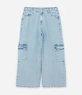 Pantalón de jean azul claro, modelo wide leg, con bolsillos cargo laterales y cintura ajustable.