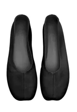 Zapato plano tipo chatita, de color negro, confeccionado en piel de ovino con diseño minimalista y puntera cuadrada.