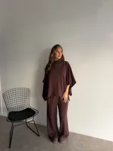 Pantalón de corte recto y holgado, confeccionado en tejido de algodón y poliéster, con cintura elástica.