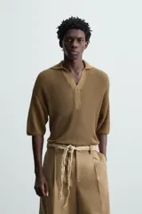 Polo manga corta color marrón, de punto con 17% de lino y cuello solapa con abertura frontal.