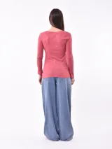 Remera negra de manga larga con estampa de flor en el frente.