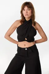 Top color blanco de lino italiano, con diseño de escote halter pronunciado, espalda descubierta y nudo frontal.