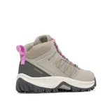 Bota de senderismo para mujer marca Columbia, modelo Transverse Hike. Confeccionada con una parte superior de cuero y malla impermeable con tecnología Omni-Tech™. Cuenta con entresuela TechLite™ para amortiguación y suela de goma Omni-Grip™ de alta tracción. Presenta cordones en color fucsia y detalles en gris oscuro.