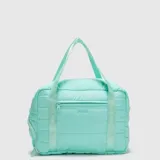Bolso deportivo de diseño acolchado en color menta, con compartimento lateral independiente para calzado, cierre frontal y correas de mano con logo estampado. Incluye correa ajustable para el hombro.