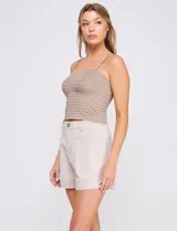 Top crop de punto elastizado color beige, con escote recto y tirantes finos regulables. Presenta una trama texturada con franjas horizontales.
