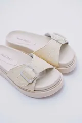 Sandalias veganas color beige con plataforma y hebilla decorativa.