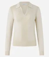 Blusa de punto ajustada color negro, con cuello polo y escote pronunciado en V. Presenta un tejido acanalado vertical en el torso y mangas largas.