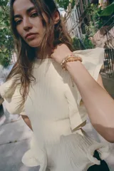 Pack de dos pulseras doradas con doble cordón metálico tipo malla, apliques decorativos de joyas a contraste y cierre corredizo con cuenta esférica.
