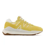 Championes New Balance modelo 5740, color amarillo con detalles en blanco y suela marrón.