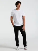 Remera blanca de algodón con logo de la marca en relieve en el frente, cuello redondo y corte slim fit.