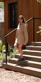Hoodie oversize de tela suave color marrón, con capucha, cordón de ajuste en el ruedo y mangas largas.