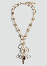 Collar de diseño metálico con cadenas combinadas en tonos dorados y plateados, con múltiples dijes colgantes que incluyen una llave y eslabones decorativos.