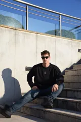 Buzo negro de algodón con cuello redondo y logo bordado en el pecho.