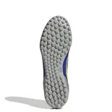 Championes de fútbol Adidas F50 Club TF, modelo inspirado en Lionel Messi, diseñados para superficies sintéticas. Presentan una combinación de colores azul, gris y detalles en amarillo neón, con suela de multitacos para mayor tracción.