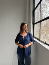 Blusa azul marino de lino, con escote en V y botones frontales de madera.