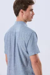 Camisa de lino y algodón de manga corta, color negro, con cuello mao, cierre frontal con botones y bolsillo ojal en el pecho.
