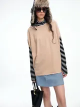 Top de silueta amplia y corte cuadrado, con mangas cortas caídas, cuello redondo y acabado con micro lentejuelas sutiles.