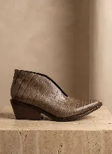 Botín de cuero vacuno con textura de reptil, diseño de corte bajo con abertura lateral en forma de V y taco cuadrado de madera.