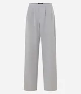 Pantalón de vestir color gris claro, de corte recto y tiro alto. Confeccionado en tejido sastrero de poliéster y elastano, con cierre lateral invisible y pliegues delanteros.