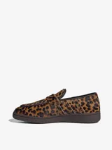 Mocasines Adidas Handball Spezial, con diseño de estampado animal print de leopardo en el empeine y suela de goma color marrón. Presenta el logo del trébol en la parte frontal y un estilo inspirado en el calzado deportivo clásico.