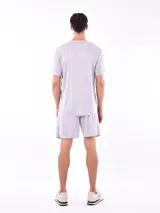 Remera negra de poliéster, corte clásico y cuello redondo.