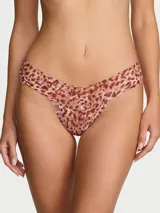 Tanga de encaje con estampado animal print tipo leopardo en tonos rosados y marrones, de tiro bajo y bordes festoneados.