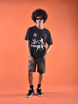 Remera negra con diseño estampado de Mickey Mouse en color blanco con estilo de dibujo animado clásico y texto "Oh Boy".