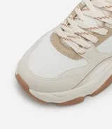 Championes estilo chunky de la marca Satinato, con diseño de paneles en tonos beige y blanco, cordones al tono y suela de plataforma con relieve en color caramelo.