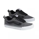 Championes Vans modelo Knu Skool, de diseño retro con estética chunky. Confeccionados en gamuza gris con detalles en negro, presentan la icónica banda lateral acolchada y una suela de goma blanca con plataforma.
