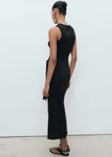 Vestido midi de algodón color negro, sin mangas, con cuello redondo y detalle de nudo lateral en la cintura.