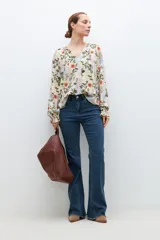 Blusa de manga larga con estampado floral multicolor y escote en V con lazo.