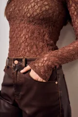 Remera de encaje negro ajustada al cuerpo, de manga larga y diseño transparente.